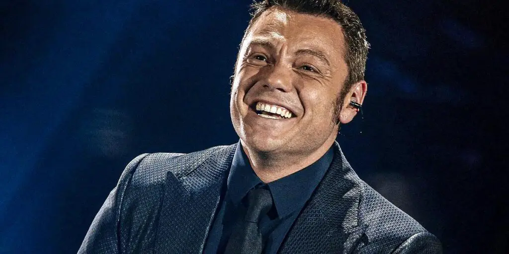 Tiziano Ferro mette in palio un ‘tramonto Rosso Relativo’