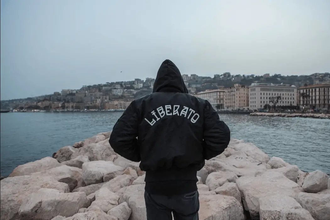 Liberato torna con un nuovo singolo: E te veng’ a piglià