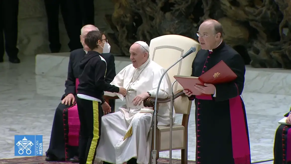 Bimbo sale sul palco all’udienza generale: il Papa gli dà una sedia