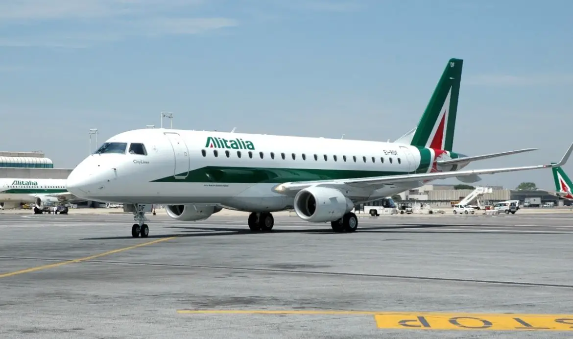 Ultimo volo Alitalia, selfie e foto tra i passeggeri. Saluto speciale del comandante