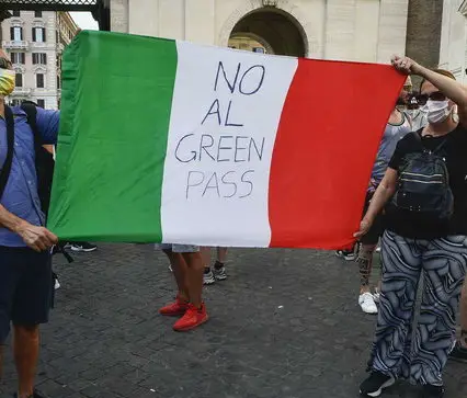 Roma, nuovo sit-in contro il Green pass: 10 mila in piazza del Popolo