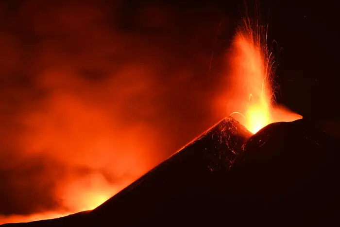 Etna: nube eruttiva, cenere e lapilli su A18 e Taormina