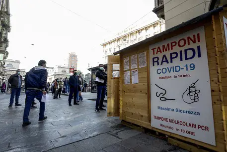 Dipendenti con tampone messi in deposito