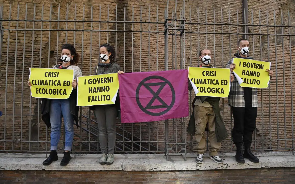 Ambientalisti si incatenano, protesta a Roma