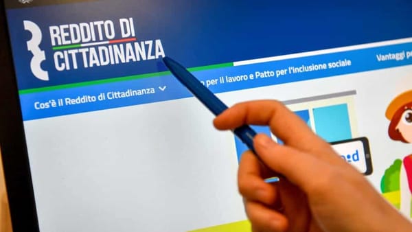 Dalla Romania a Milano per incassare il reddito cittadinanza con documenti falsi: 50 denunciati