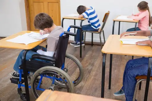 Roma, niente scuolabus per 4.500 bambini disabili. I genitori al Campidoglio: “Ripristinate il servizio”