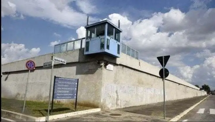 Rebibbia, cellulari introdotti in carcere