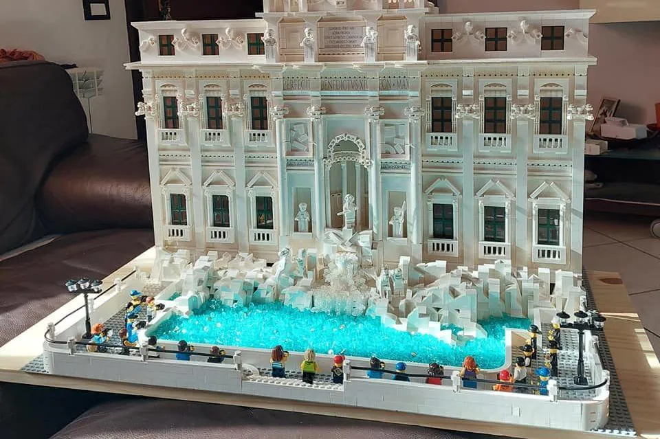 Fontana di trevi in miniatura, realizzata con mattoncini Lego
