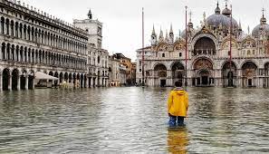 Acqua alta a Venezia, stasera si alza il Mose