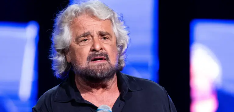 Indagato Beppe Grillo: mediazioni illecite con politici per favorire Moby