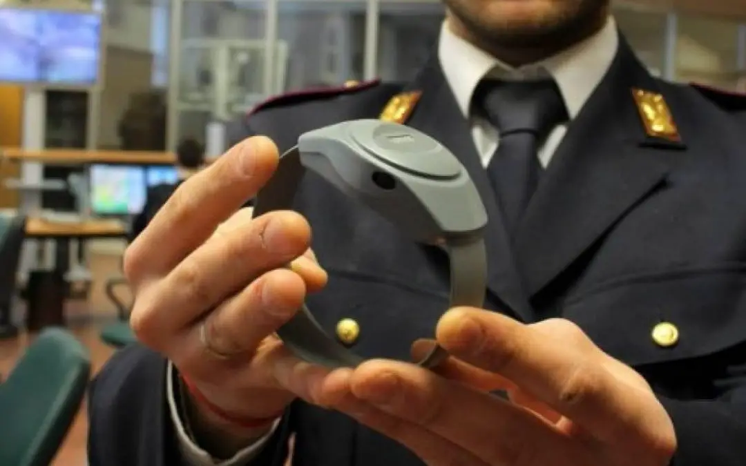 Vittima salvata da braccialetto anti-stalker
