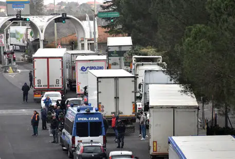 Caro carburante: rivolta autotrasportatori