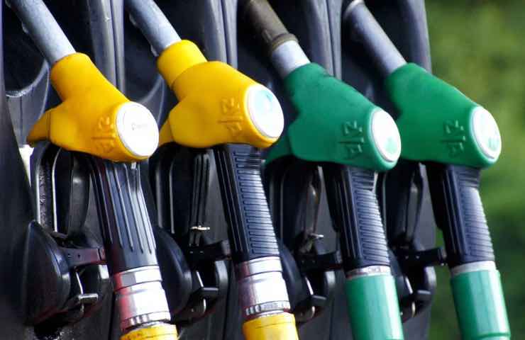 La benzina torna a 2 euro al litro. Vola anche il prezzo del gasolio