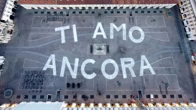 Scritta “Ti amo ancora” in piazza San Carlo a Torino