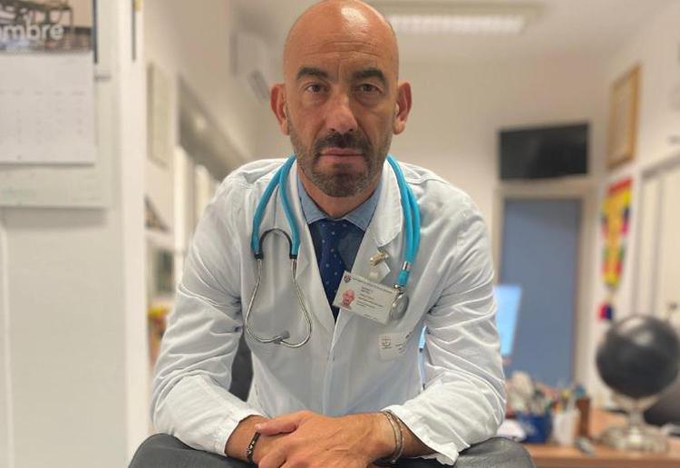 Covid, Bassetti: “Chi arriva dalla Cina dovrebbe circolare solo con test negativo”