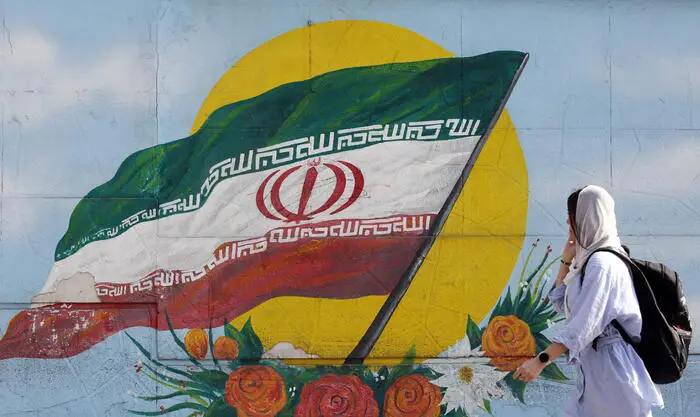 Iran: continuano le proteste anti-regime, ucciso un 22enne