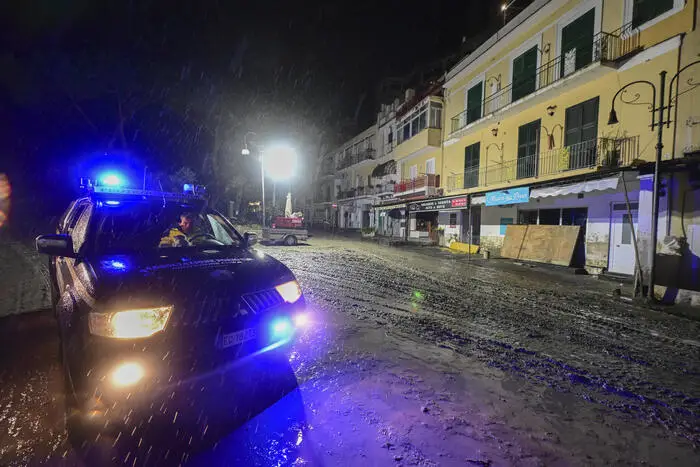 Ischia, grosso masso cade da un costone a Lacco Ameno: le famiglie evacuate restano in hotel