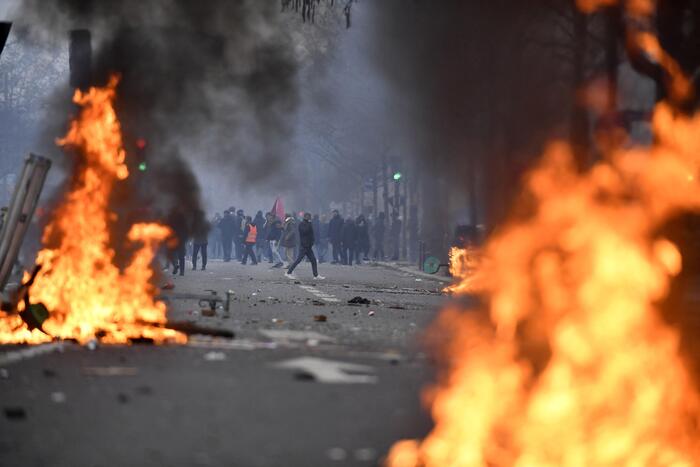 A Parigi continua la protesta dei curdi:, nuovi scontri tra manifestanti e polizia
