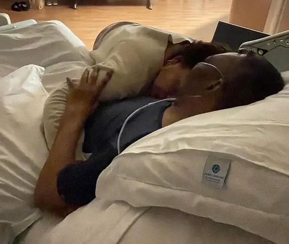 La figlia di Pelé pubblica una foto con il padre: “Ancora una notte insieme”