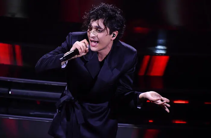 Musica: Tananai annuncia il suo primo concerto in un palazzetto
