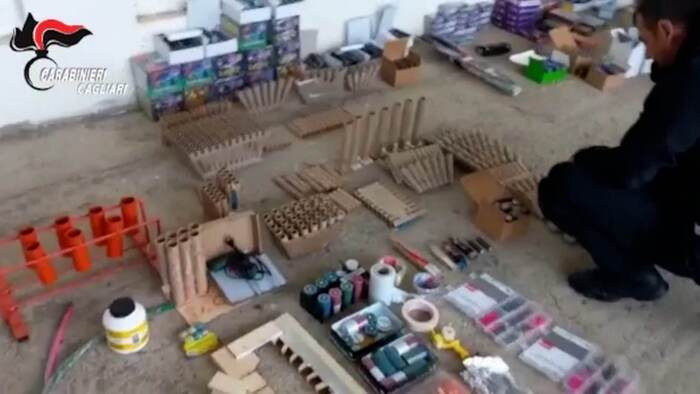 Cagliari, laboratorio in casa con 150 kg di fuochi d’artificio: arrestato un 21enne