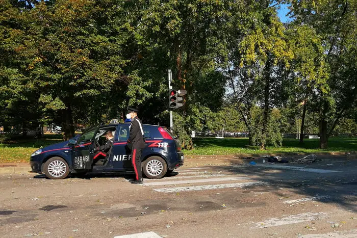 Donna violentata al parco nel milanese: si cerca un uomo intorno ai 20 anni