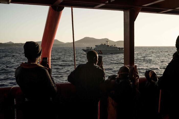 Migranti, la Ocean Viking giunta in porto a Ravenna: a bordo anche un neonato