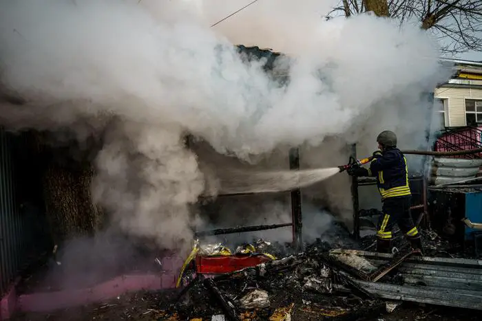 Guerra Ucraina, bombardamenti russi su Kharkiv: allarme raid aerei a Kiev