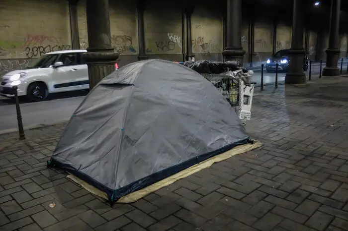 Uomo trovato morto sotto un ponte a Milano, forse per il freddo: disposta l’autopsia
