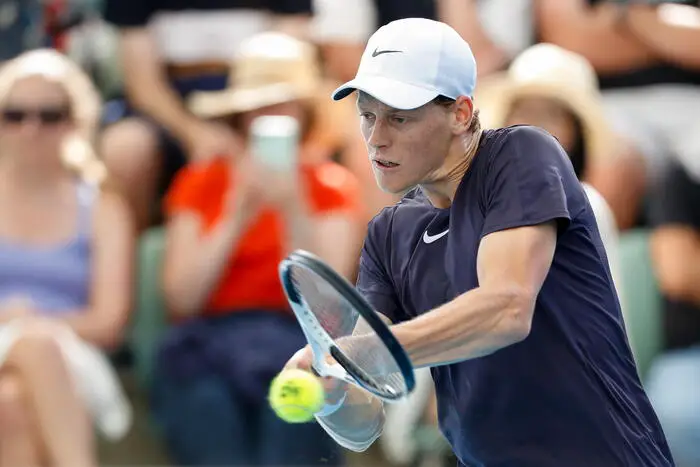 Tennis: ad Adelaide avanti Sinner e Djokovic, Sonego out