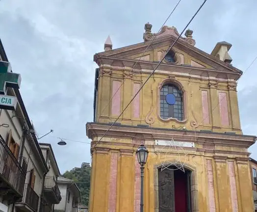 Maltempo: fulmine colpisce la croce sulla facciata di una chiesa in Calabria