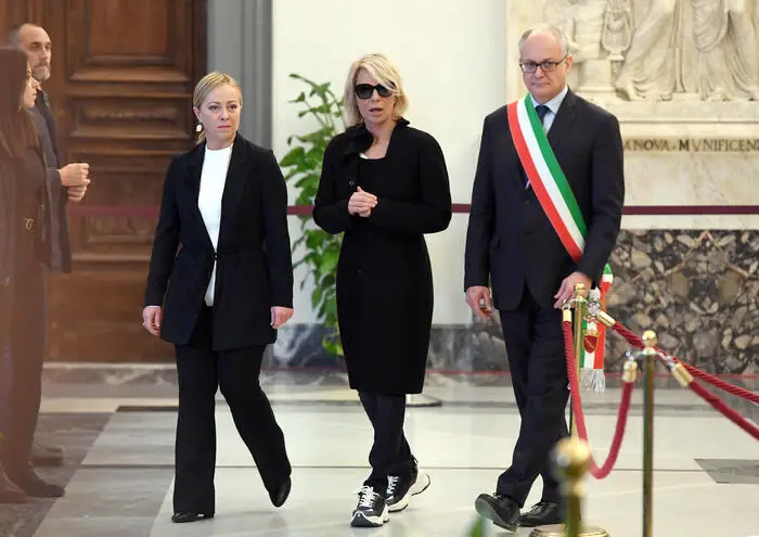 Il lungo addio a Maurizio Costanzo: anche la premier Giorgia Meloni alla camera ardente
