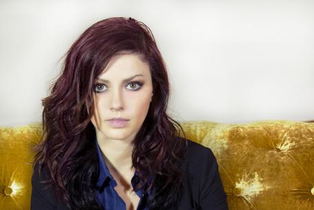 Annalisa cambia look e lancia il nuovo singolo Mon Amour