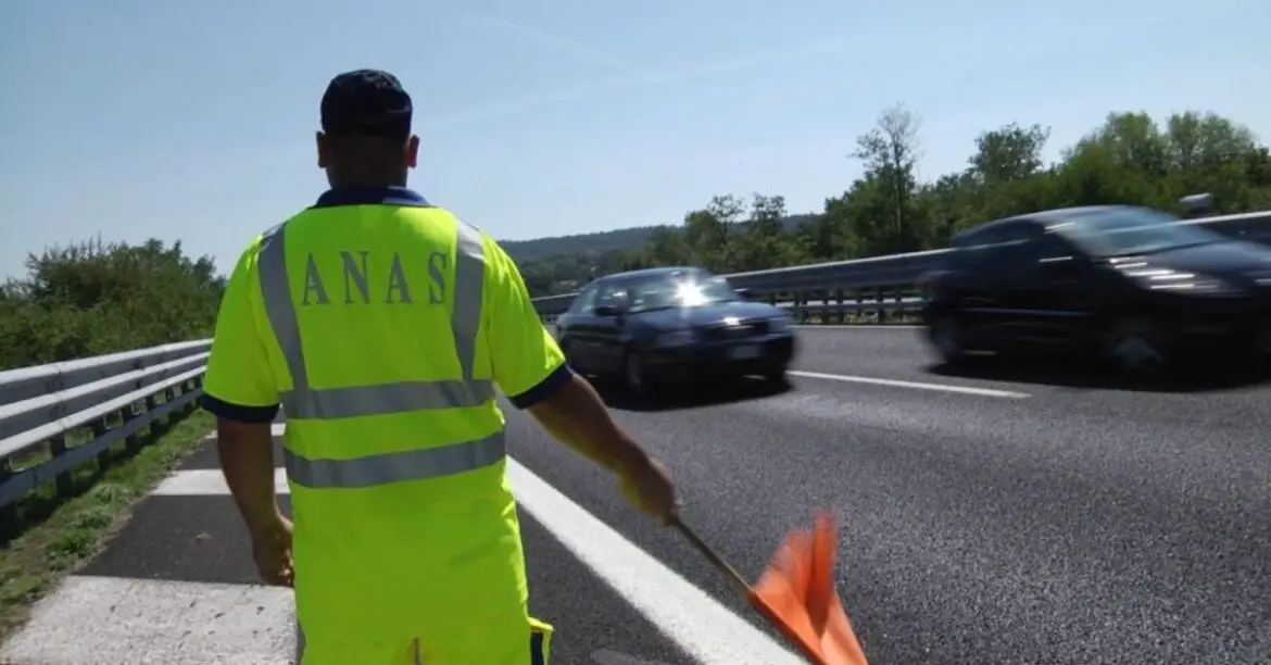 Catanzaro | Incidente sulla statale 106, 3 auto coinvolte, una persona ferita.