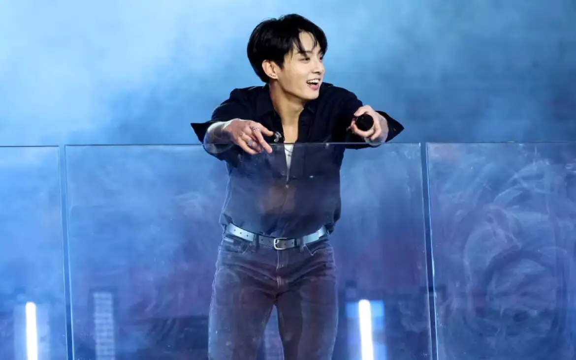 BTS, concerto a sorpresa di Jung Kook a Times Square a New York. VIDEO