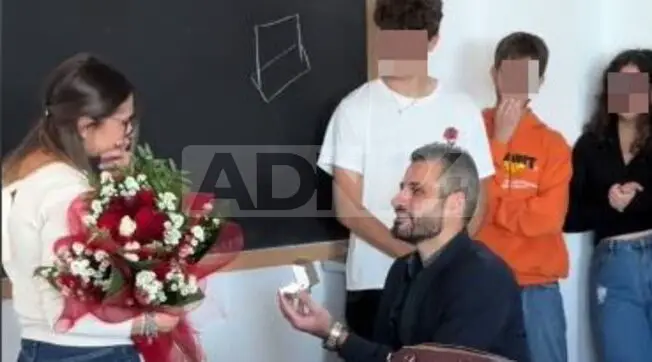 Proposta di matrimonio in classe: sorpresa la prof