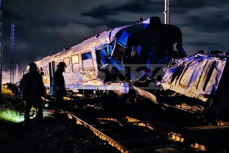 Corigliano Rossano (CS) | Treno travolge un camion fermo sui binari, due morti. VIDEO 