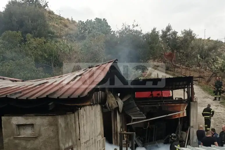 Reggio Calabria | Incendio in corso dalle 14.00 in una officina.