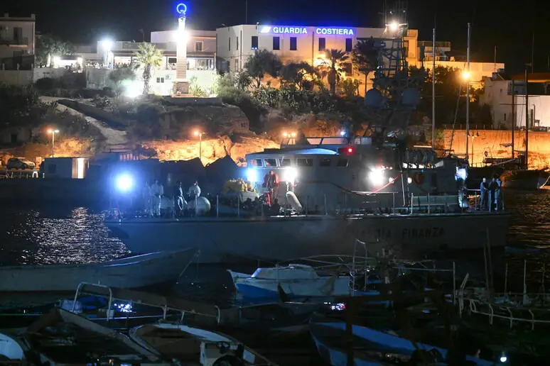 Migranti | Nuovo naufragio al largo di Lampedusa, muore una donna.