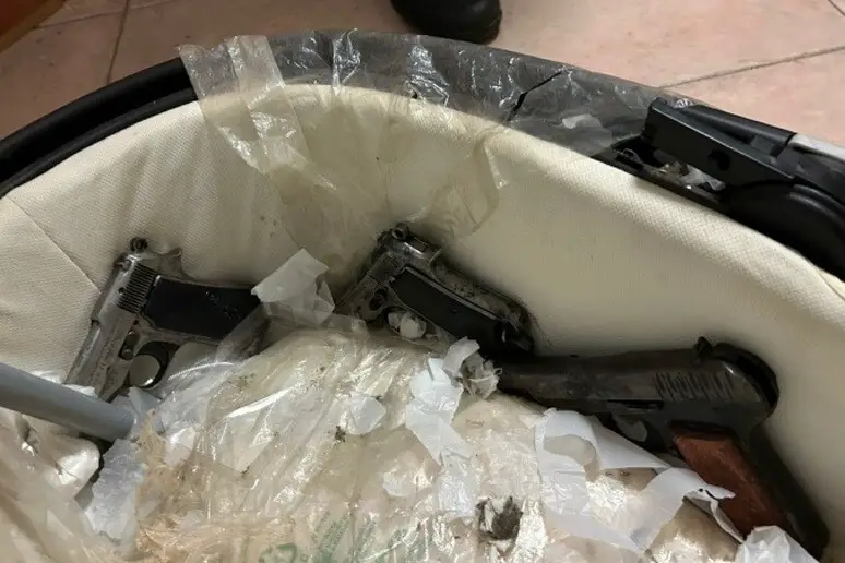 Crotone | Pistole e droga nascosti in una carrozzina, due arresti.