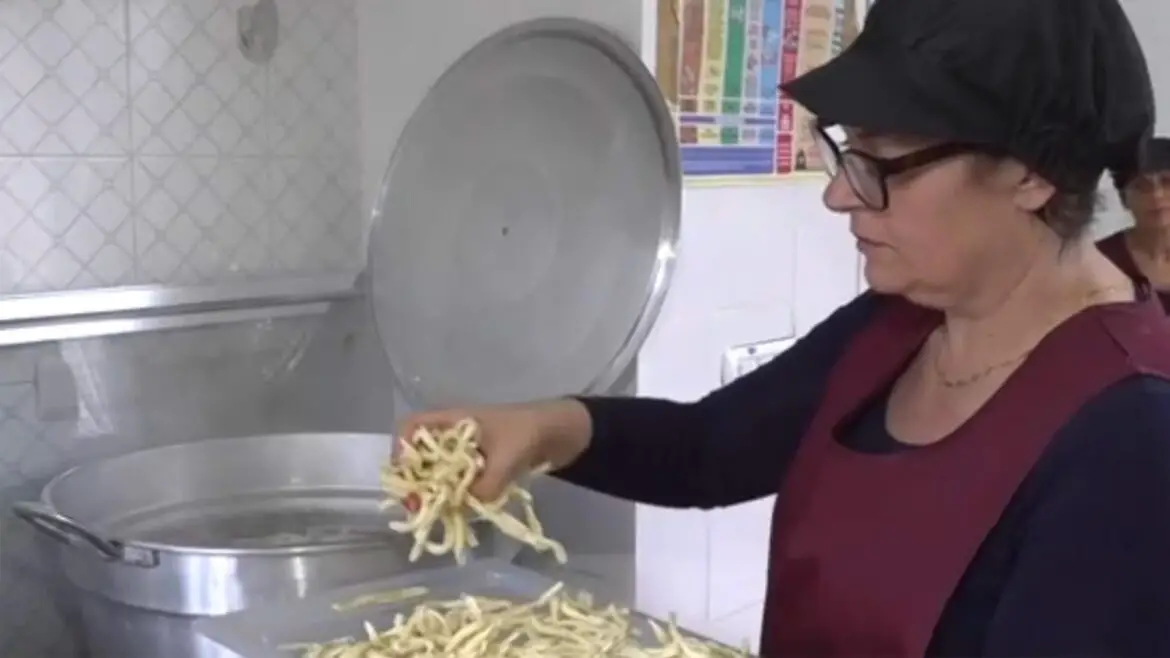 Vibo Valentia | Cucina solidale, pasti caldi a famiglie in difficoltà e anziani soli – VIDEO
