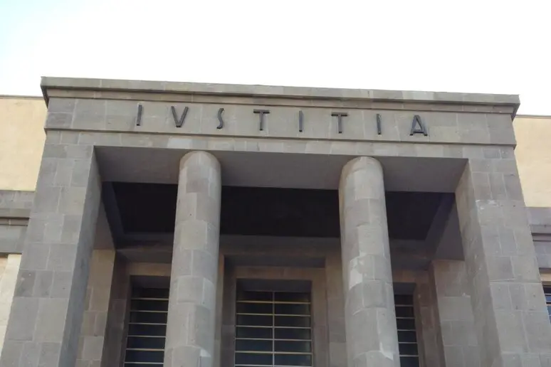 Cagliari | Presunti abusi su studentessa, docente indagato e sospeso