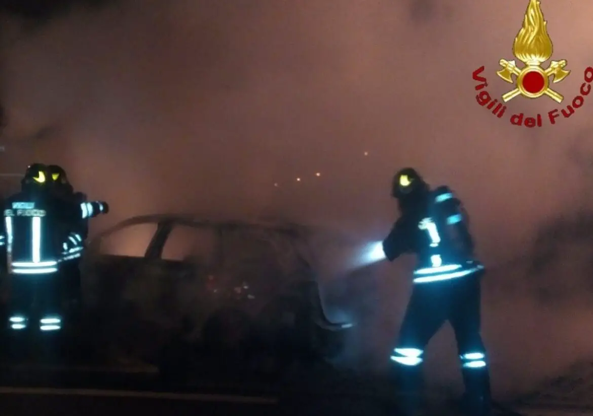Sibari (CS) | Incendiata l’auto di un imprenditore e della presidente del Consiglio comunale di Corigliano Rossano