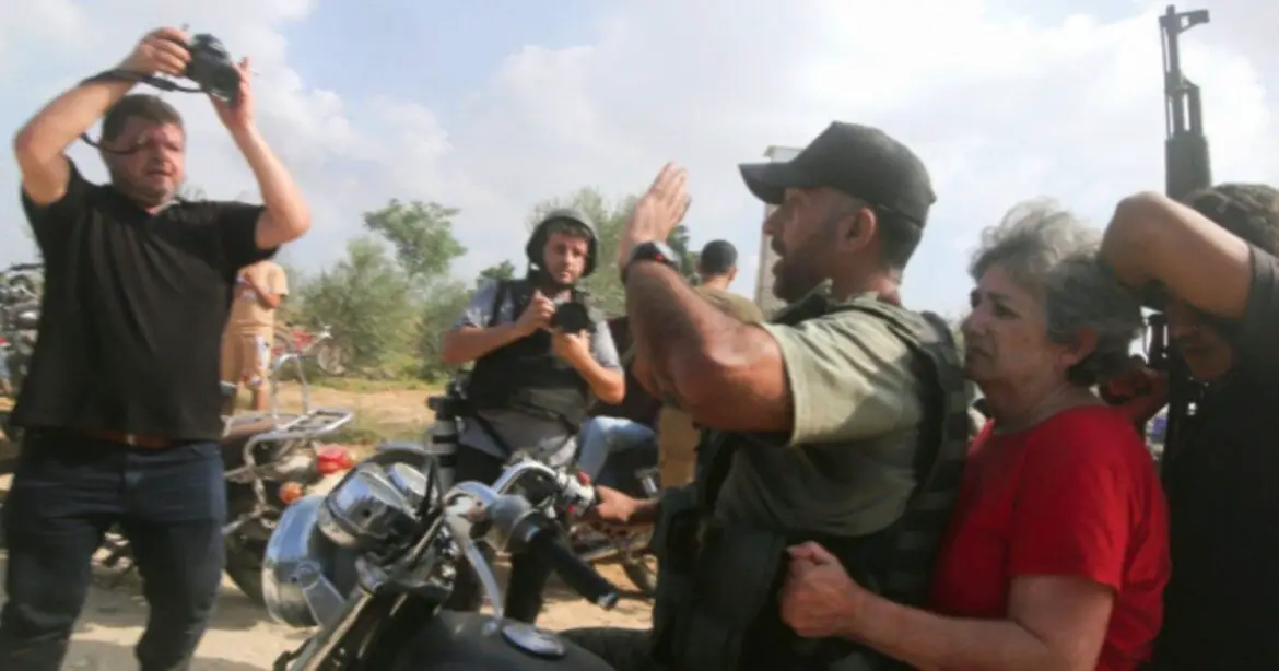 Israele chiede spiegazioni: “Reporter Usa sui luoghi della strage del 7 ottobre mentre avveniva”.
