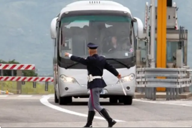 Dalla Calabria a Roma | Pullman carico di studenti in gita viaggiava senza assicurazione, bloccato sull’A1.