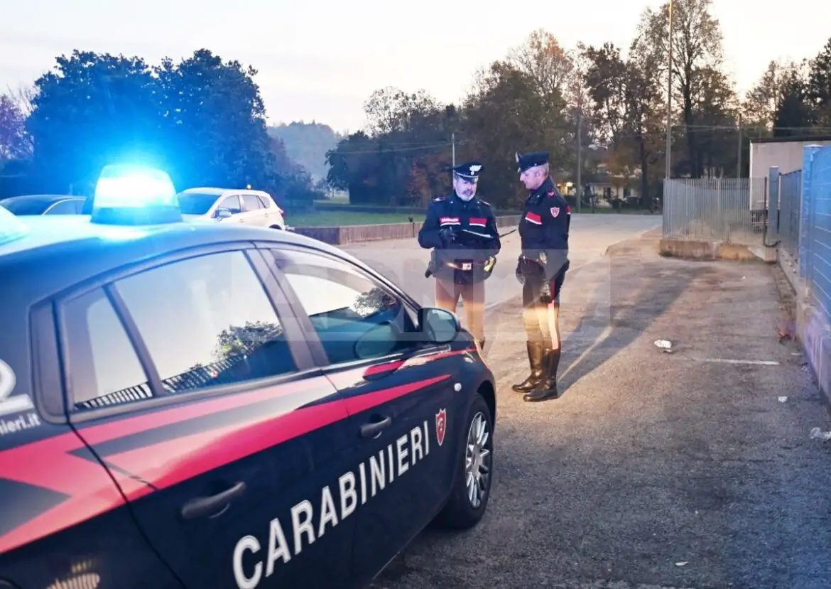 Caserta | Picchia brutalmente la moglie davanti alle figlie piccole e poi va a comprare le sigarette: arrestato