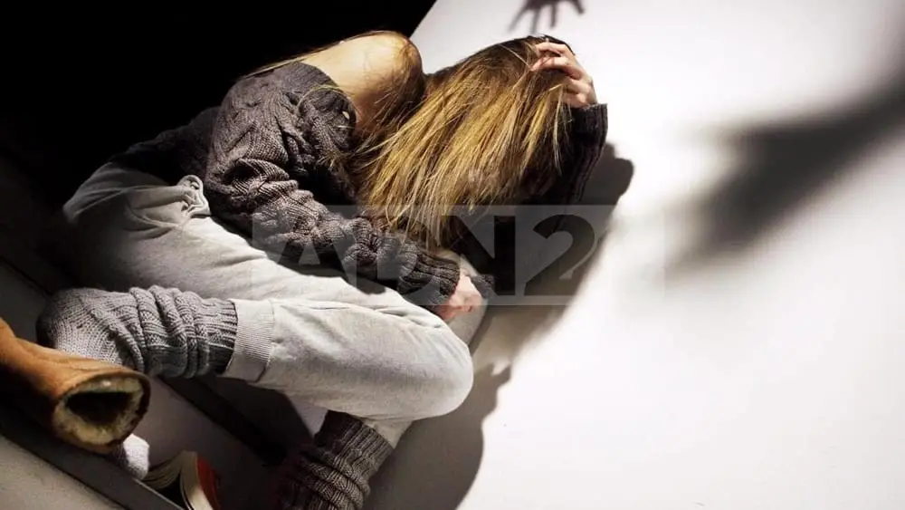 Reggio Calabria | Ubriaco picchia moglie, figlia chiede aiuto con foglio in mano “Help”