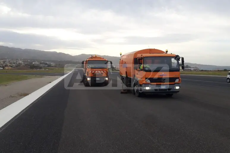 Reggio Calabria | Ripulita pista aeroporto dalla cenere vulcanica dell’Etna