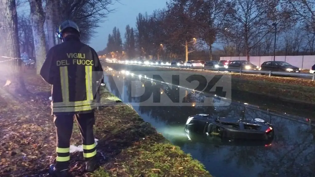 Pavia | Auto nel Naviglio, grave una ragazza di 22 anni