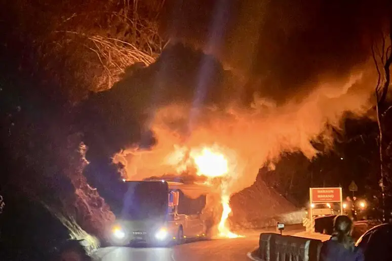 Bolzano | Incendio Devastante: Autobus di linea in fiamme a narano, fortunatamente nessun passeggero ferito